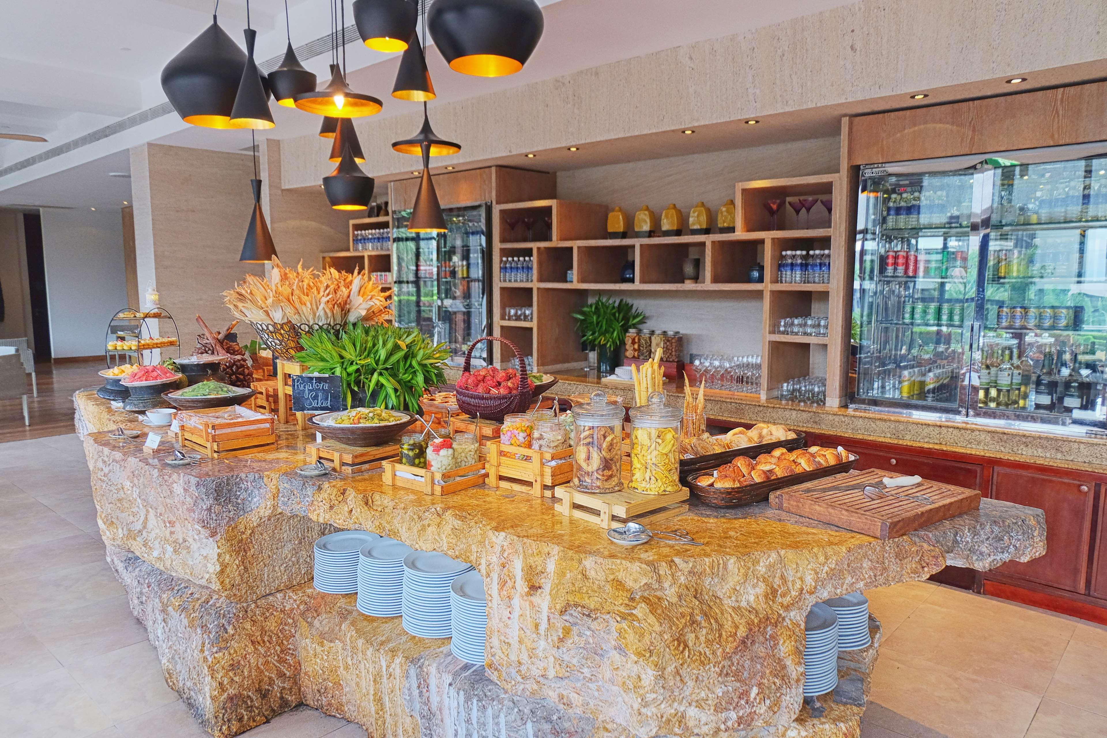 Hyatt Regency Danang Resort And Spa Bagian luar foto The buffet at the lobby