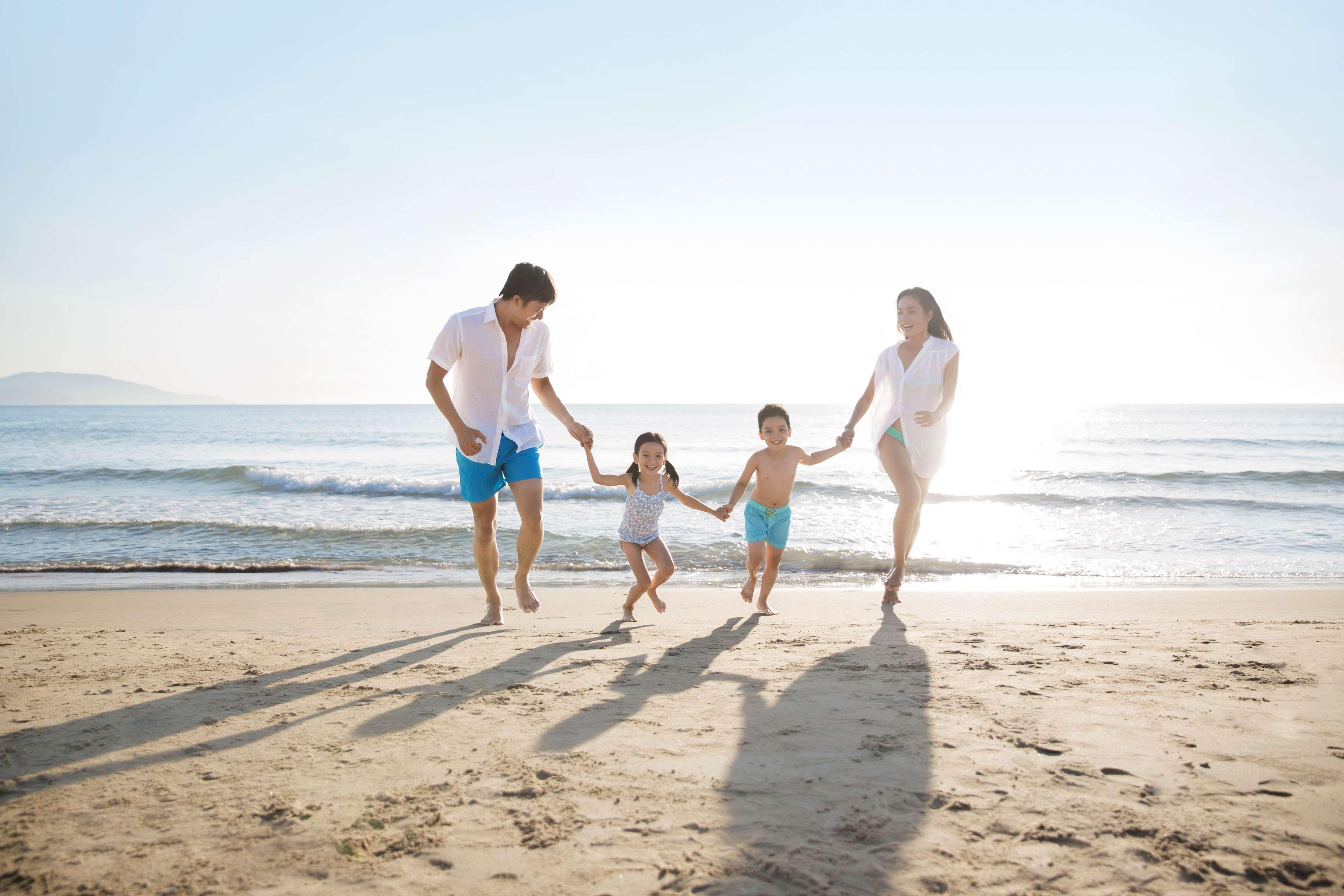 Hyatt Regency Danang Resort And Spa Bagian luar foto Family on the beach