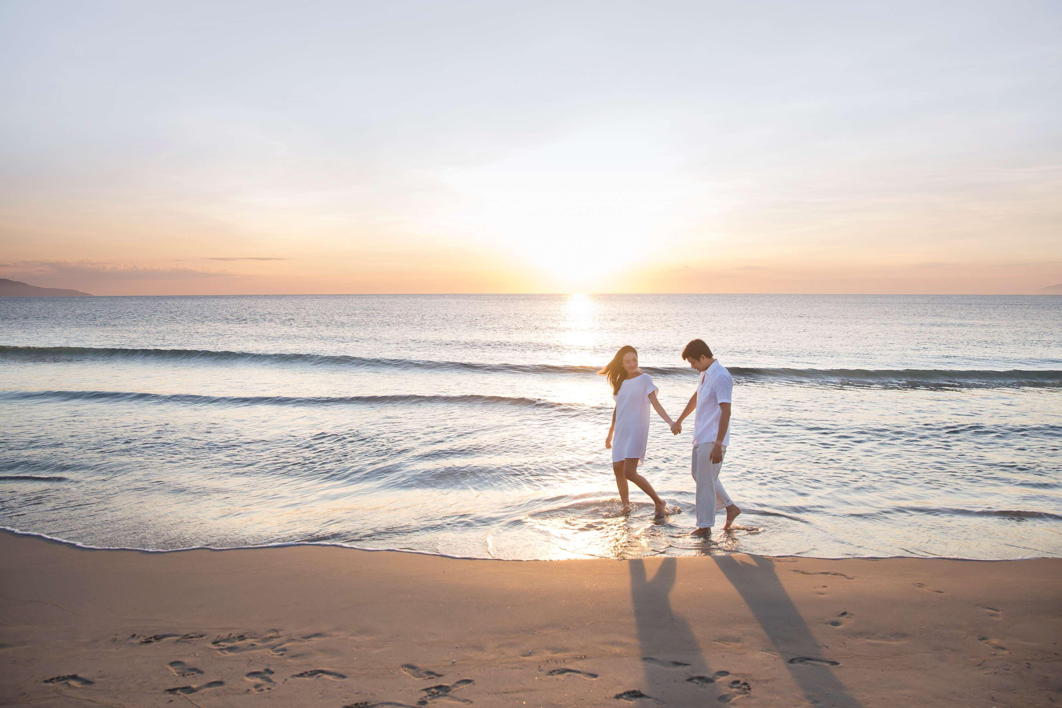 Hyatt Regency Danang Resort And Spa Bagian luar foto Sunset at the beach