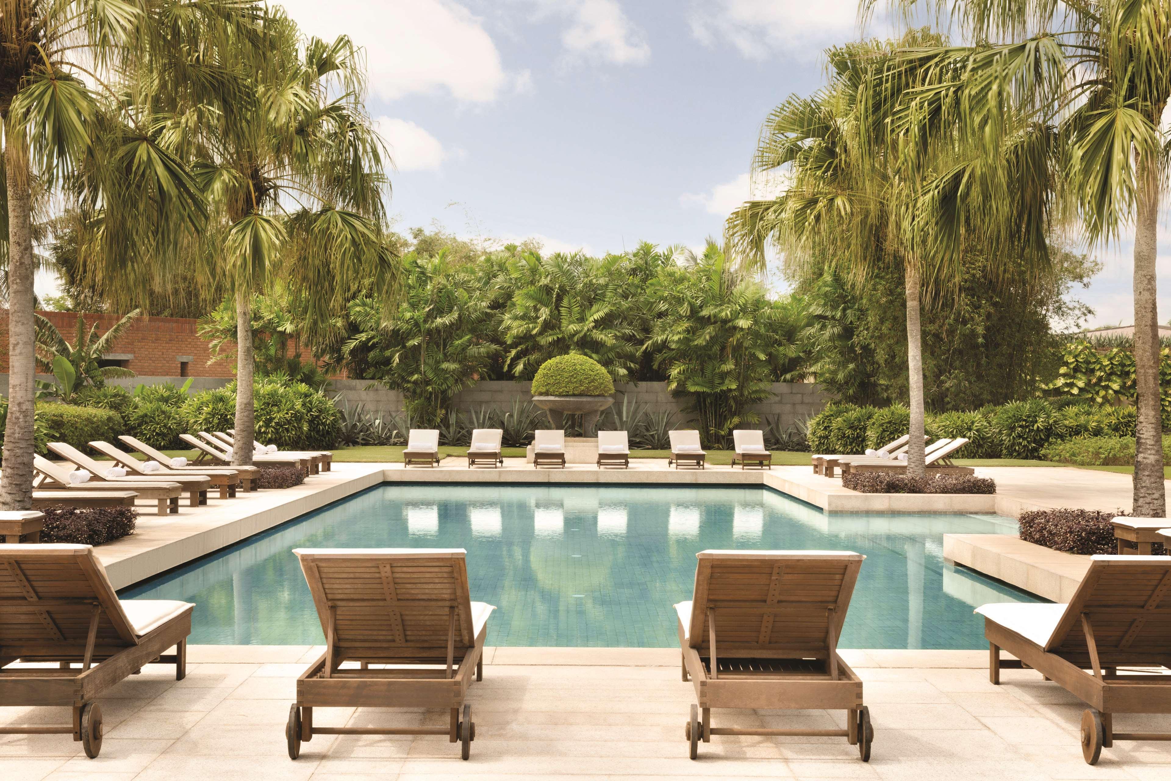 Hyatt Regency Danang Resort And Spa Bagian luar foto The pool at the Four Seasons Hotel