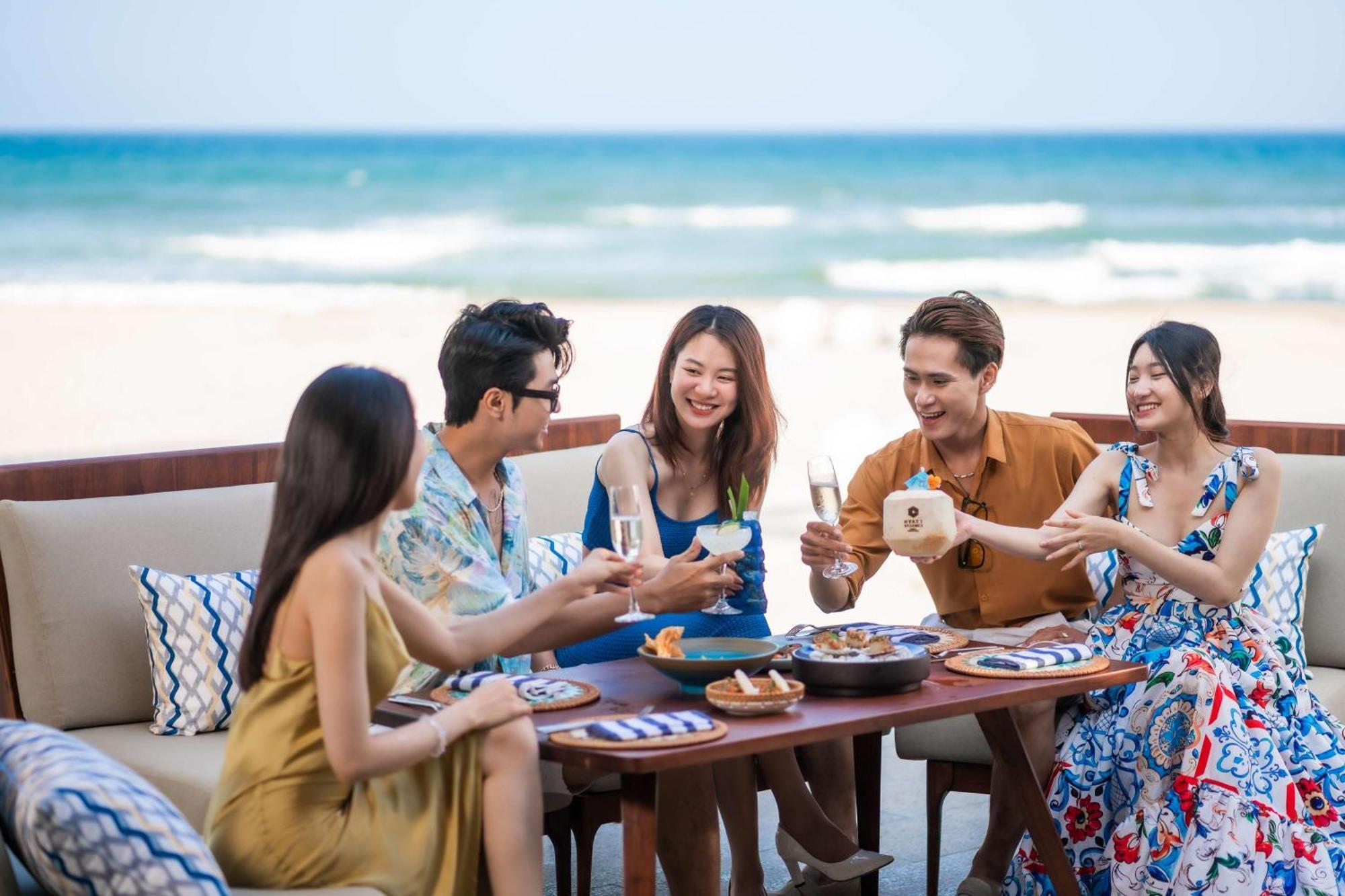 Hyatt Regency Danang Resort And Spa Bagian luar foto A group of tourists in Nha Trang
