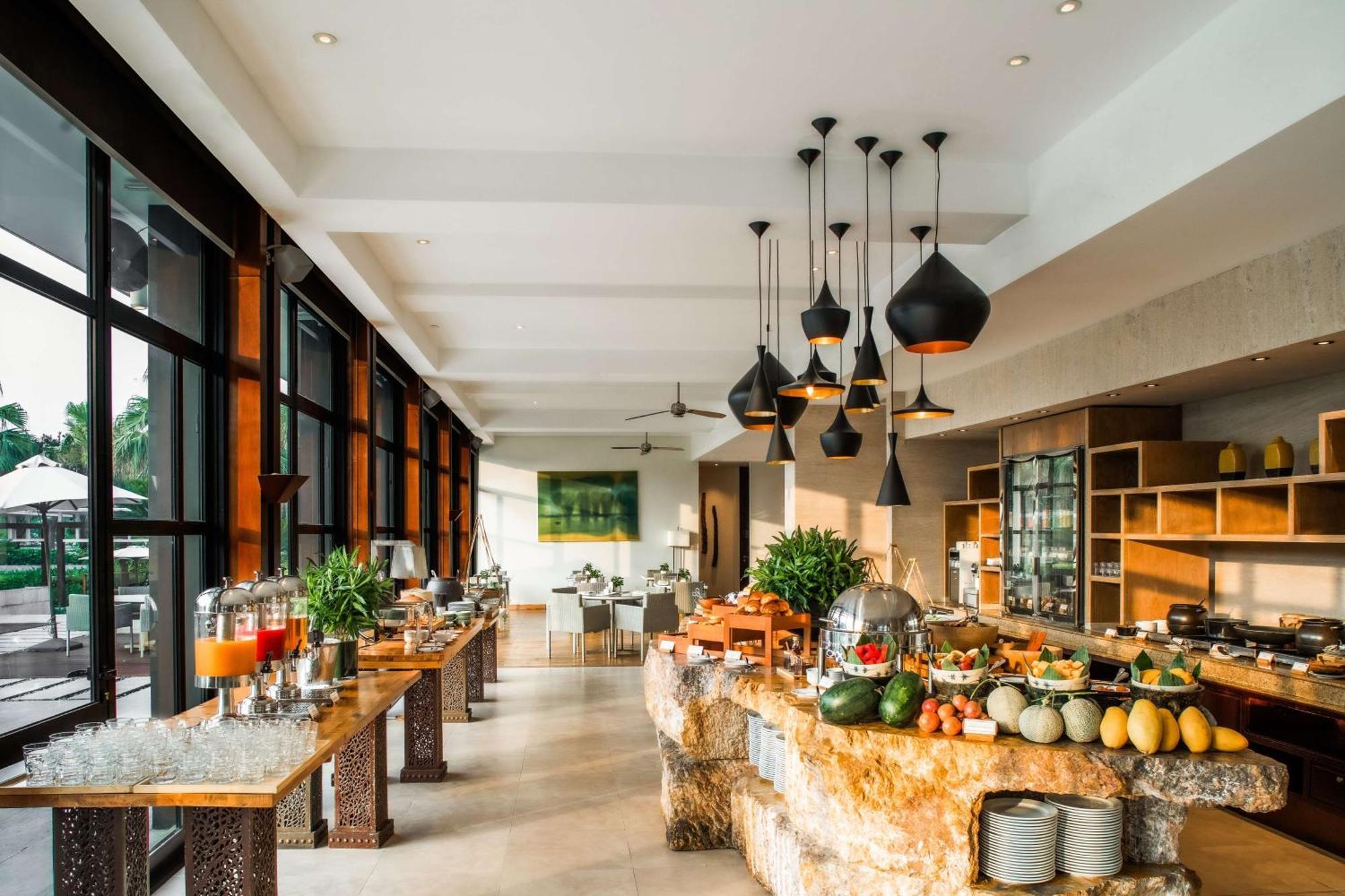 Hyatt Regency Danang Resort And Spa Bagian luar foto The restaurant at the hotel