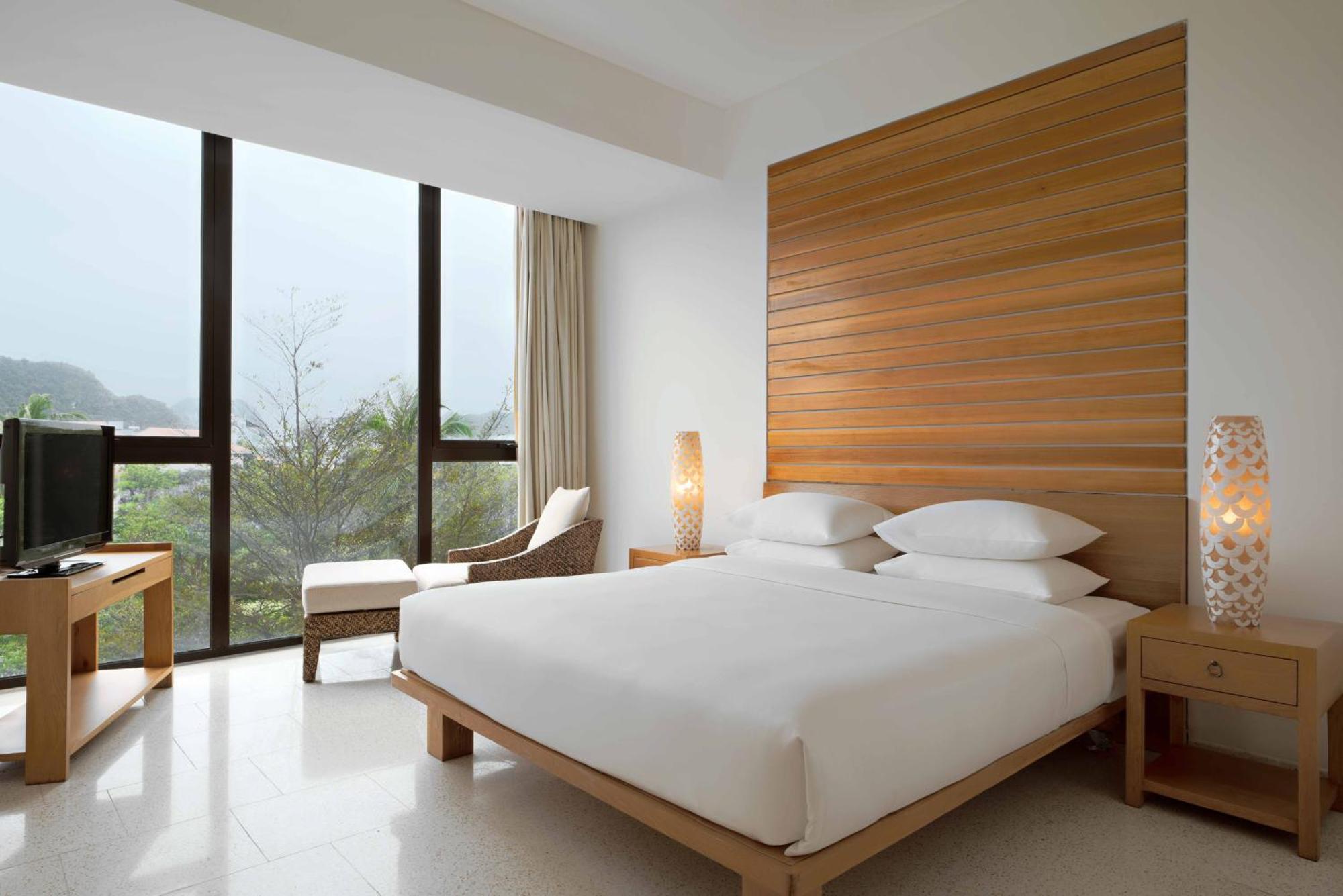 Hyatt Regency Danang Resort And Spa Bagian luar foto A bedroom at the hotel